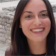 Laureata in Antropologia ed educatrice in una scuola privata, impartisce lezioni di letteratura italiana